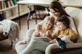 Au pair liest vor Au pair beim Vorlesen