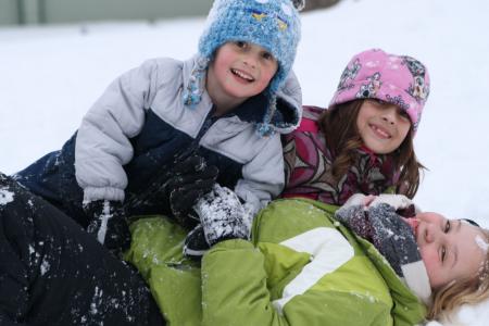 au pair spielt mit kindern im schnee